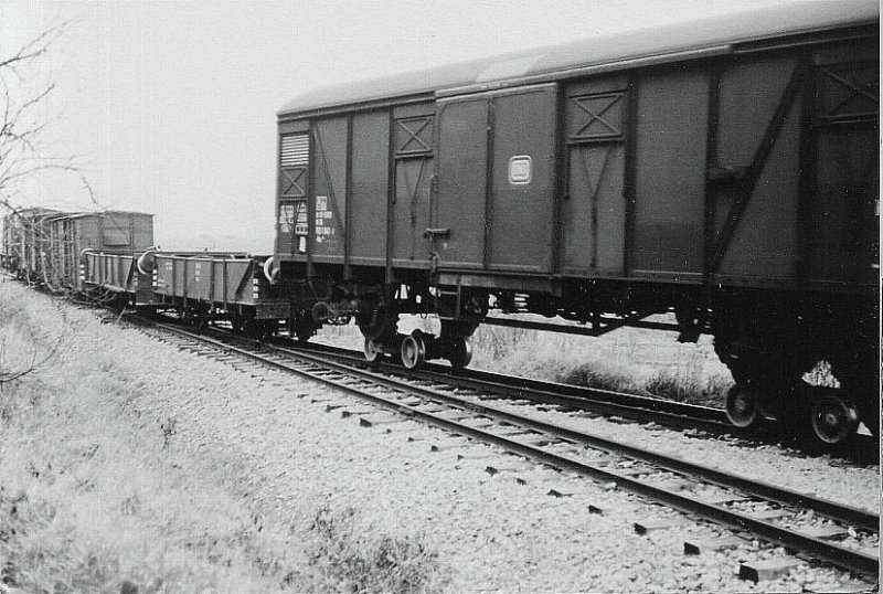 4.12.1972 Aufgebockter Normalspurgterwagen, Ausfahrt aus dem Bahnhof Schntal