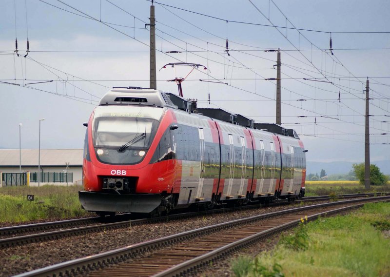 4124 009 als S60 von Wien Sdbahnhof(Ost) nach Bruck/Leitha. Gramatneusiedl, 29.04.2009