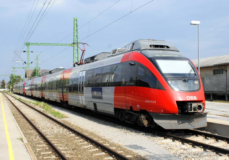 4124 012 und ein weiterer 4124 warten am 25.07.2008 in Deutschkreutz auf die Abfahrt nach Wien Sdbahnhof.