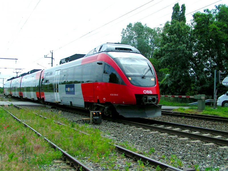 4124 014-4 verkehrt als Schnellbahn Wien Linie S60(26018)bei BRUCK/Leitha Richtung Wien;080614