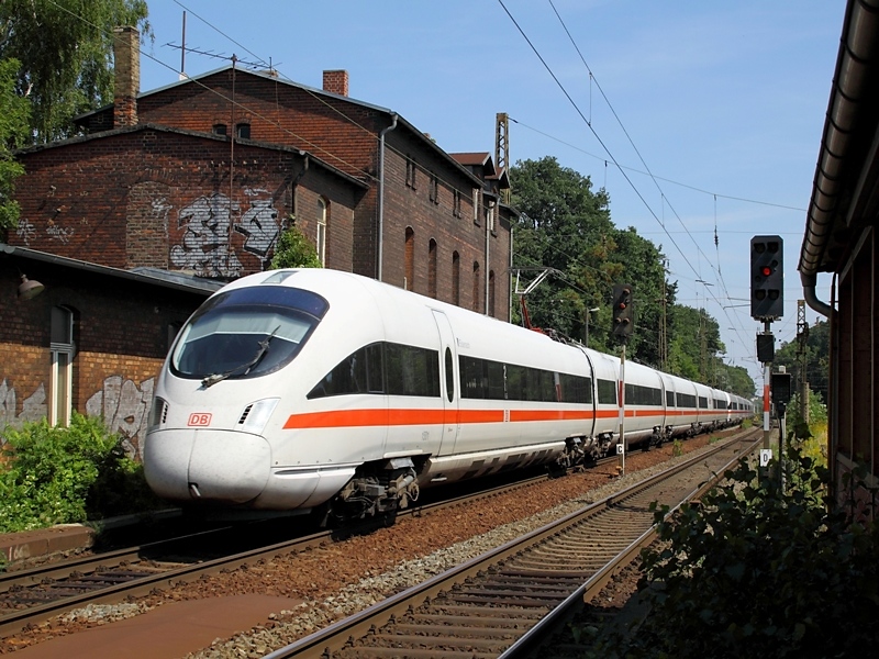 415 001-7  Eisenach  und ein 411er am 15.8.2009 auf der Fahrt durch Leipzig-Leutsch.