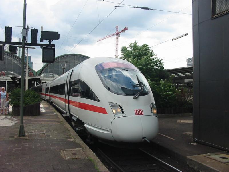 415-002 wartet am 26.7.2005 in Frankfurt a. M. auf seine Abfahrt nach Dresden.