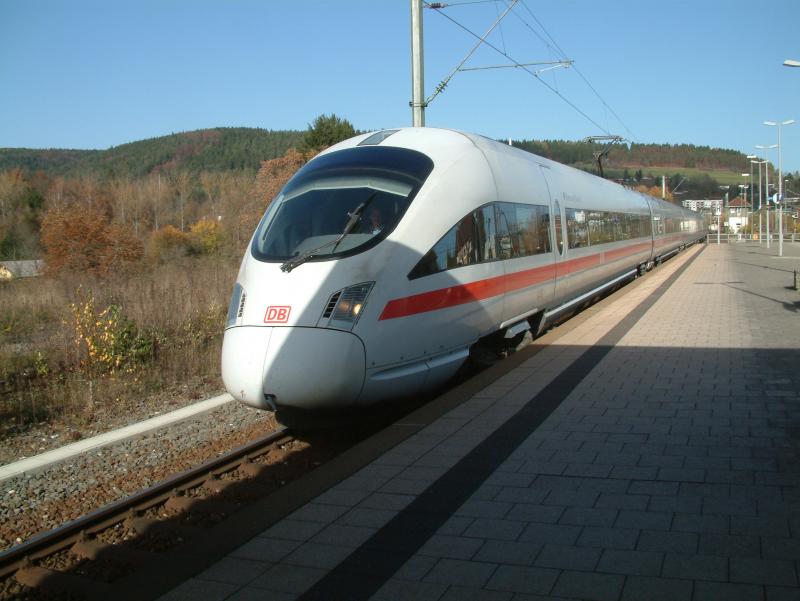 415 083 (Nr. des hinteren Endwagens) als ICE 183 nach Zrich HB am 31.10.05 in Tuttlingen
