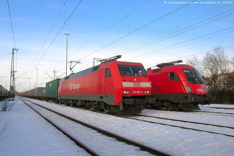 41809 (li.) und 45809 (re.) warten am 10.2.05 in Mnchen Trudering bespannt mit 152 068 und 1116 058 beide auf ihre Weiterfahrt nach Salzburg.