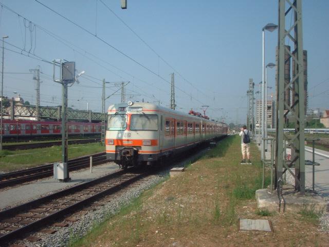 420 001 bei der Ausfahrt am Ostbahnhof Gleis 5.