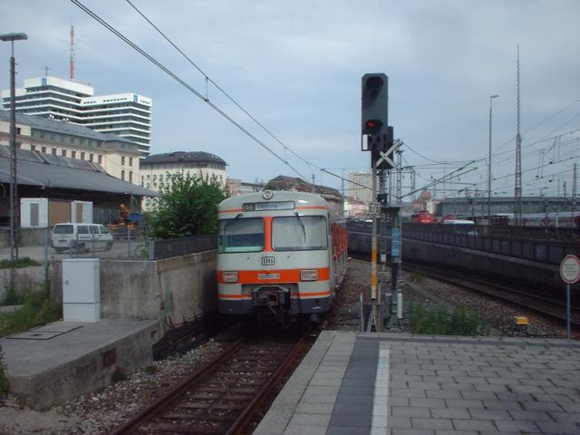 420 001 bei trben wetter bei der Einfahrt an der Hackerbrcke.