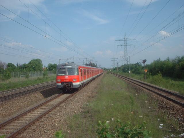 420 039 f�hrt den Verst�rkerzug Richtung Olching an.... nat�rlich als S3 *g*