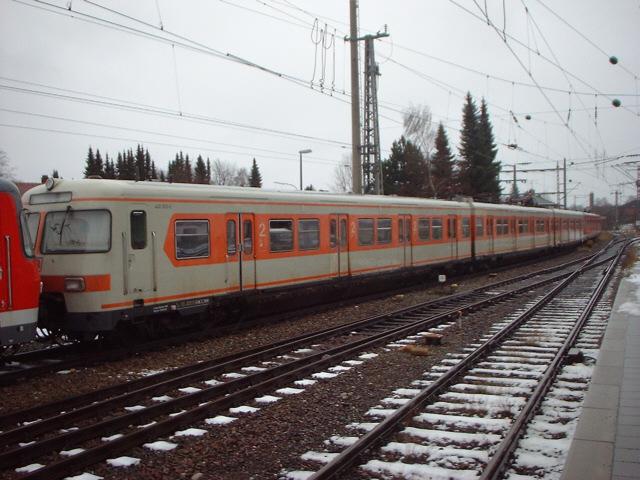 420 052 ist in Holzkirchen abgestellt und wartet auf die Verschrottung. 420 137 und 141 haben es da besser: Sie kamen wieder auf die Strecke.