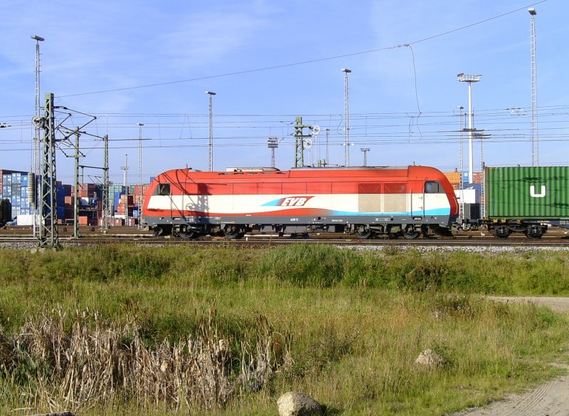 420 11 der EVB kommt mit einem Containerzug aus dem Hamburger Hafen.