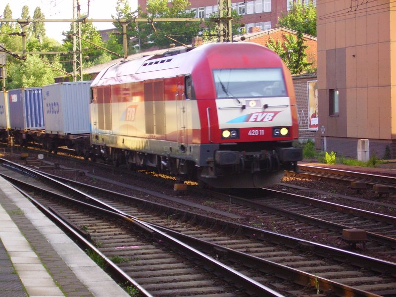 420 11 der EVB mti einem Containerzug in Hamburg-Harburg. 31.05.07
