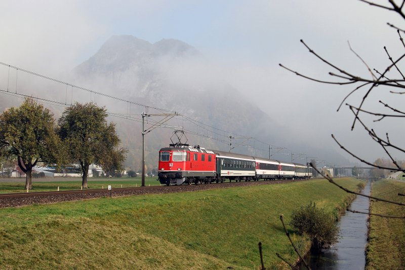 420 11116 mit RE 3811 bei Vild (01.11.2007)