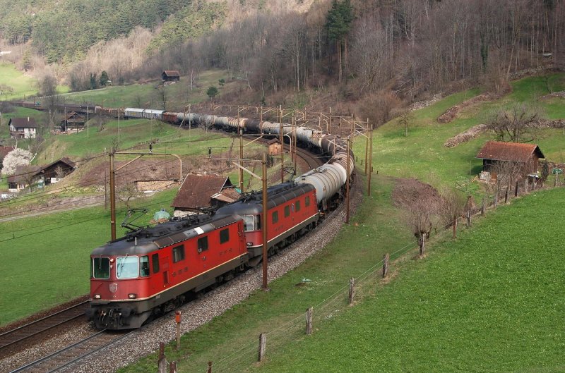 420 11245 und 620 11616 'Illnau-Effretikon' mit einem Gterzug in Erstfeld (26.03.2007)