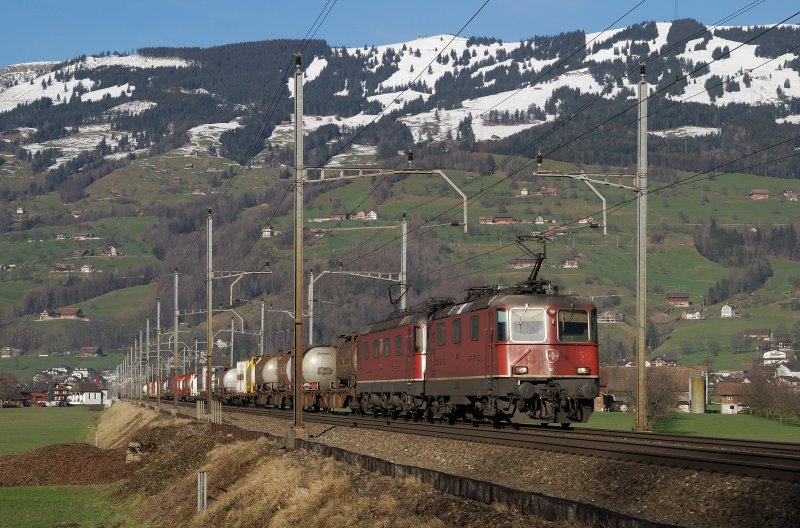 420 11277 und 620 11620 'Wangen bei Olten' mit einem Gterzug vor Schwyz (10.01.2008)