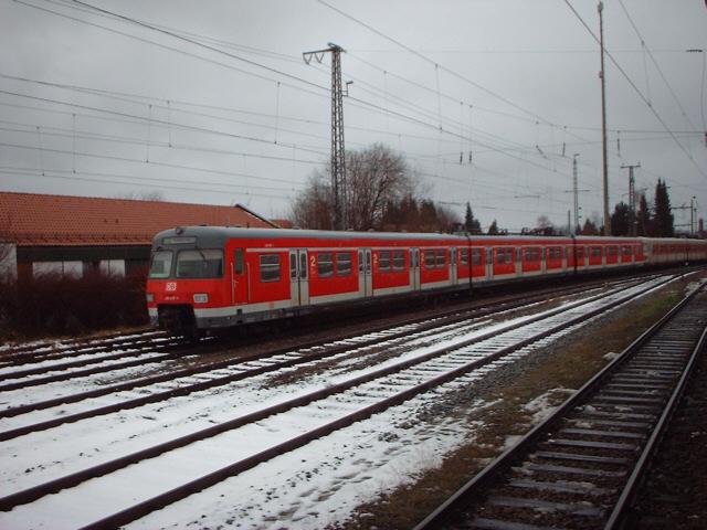420 137 steht abgestellt in Holzkirchen. Die S2 wird schon lange nicht mehr mit Fahrzeugen der Br 420 bedient.
