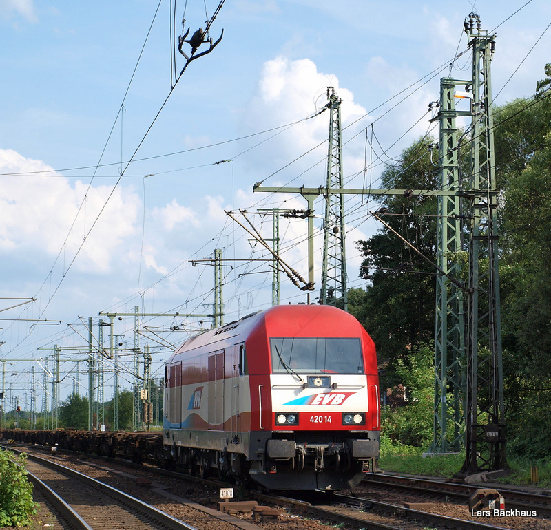 420 14 der EVB rumpelt am 6.07.09 mit einem Containerleerzug durch Hamburg-Harburg Richtung Waltershof.