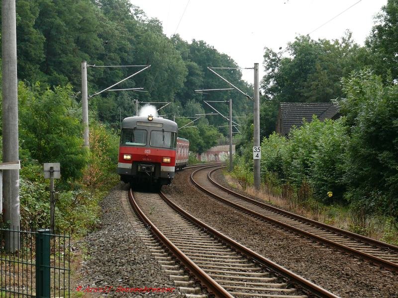 420 174 bremsend unterwegs auf der S9 von Wuppertal nach Bottrop.
28.07.2007 Essen-berruhr 