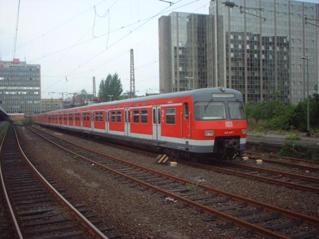 420 175 steht am 04.08.04 in der Abstellung in Essen HBF.