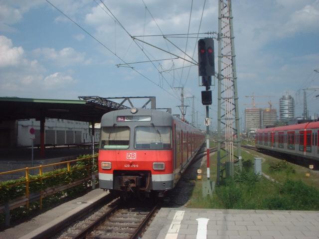 420 176 f�hrt den Vollzug Richtung Olching. Hier bei der Paralelleinfahrt mit einem 423er am Ostbahnhof.