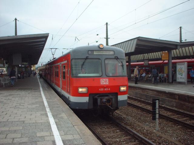 420 183 ist nach einem guten Jahr Abstellung wieder im Betrieb auf der S8. (07.07.04)