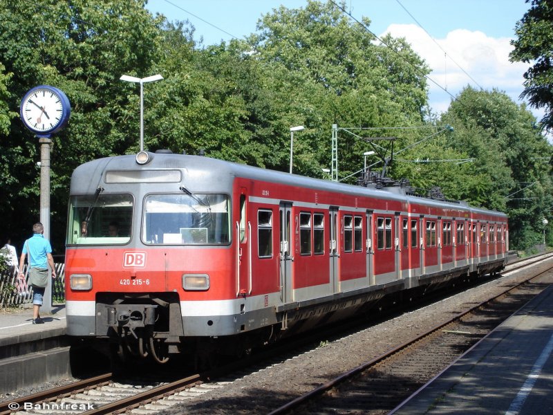 420 215 (ex. Frankfurter 420) steht mitte Kuli im Bahnhof Hilden-Sd (S7) in NRW.