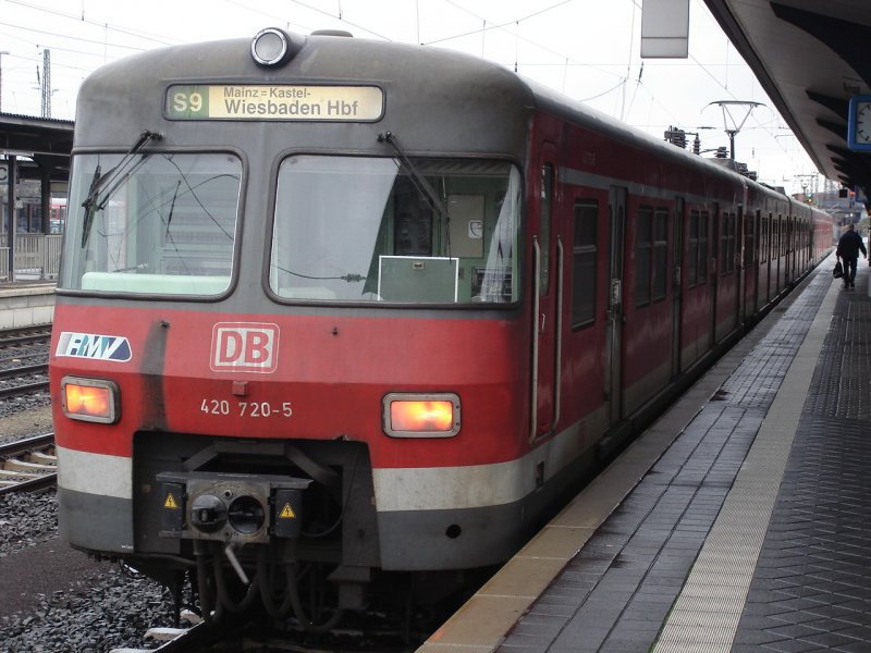 420 220 steht abfahrtbereit in Hanau hbf. Die Reise geht nach Wiesbaden. (Januar 2007)