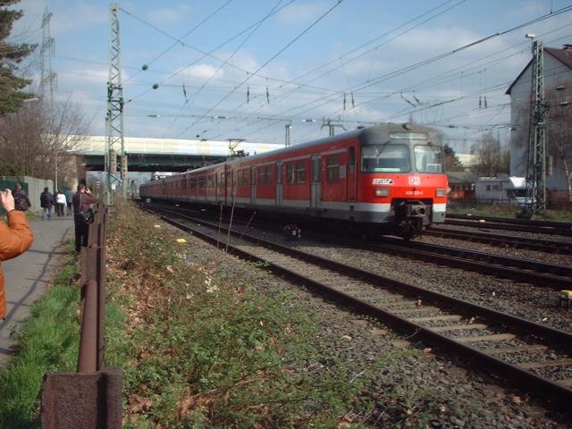 420 225 bei der Vorbeifahrt in Frankfurt Griesheim (27.03.04)