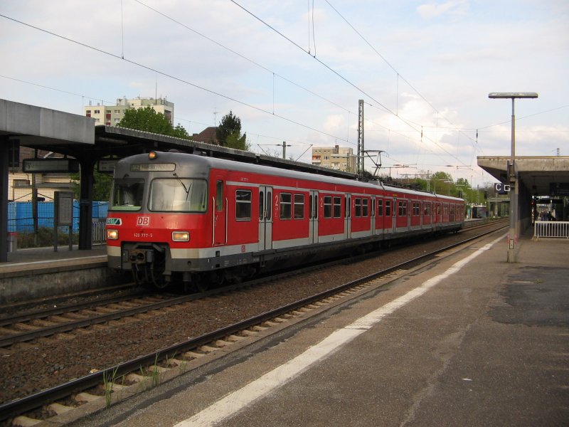 420 277 am 30.04.06 in Frankfurt-Griesheim als S2 auf dem Weg nach Niedernhausen.