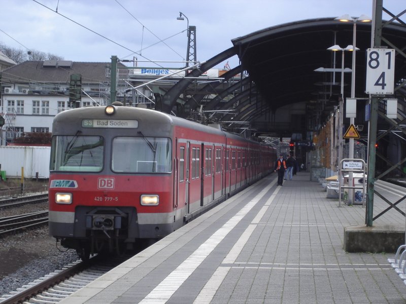 420 277 steht abfahrtbereit in Darmstadt Hbf. Das reisezeil ist Bad Soden. (Januar 2007)