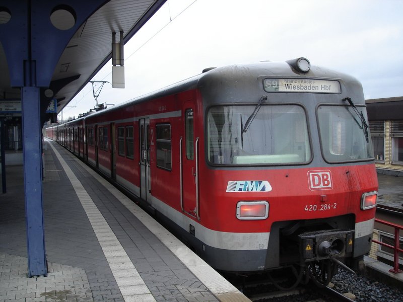 420 284 kam gerade aus Wiesbaden HBF und fhrt in Krze dahin zurck. Aufgenommen in Hanau HBF im Sommer 2006.