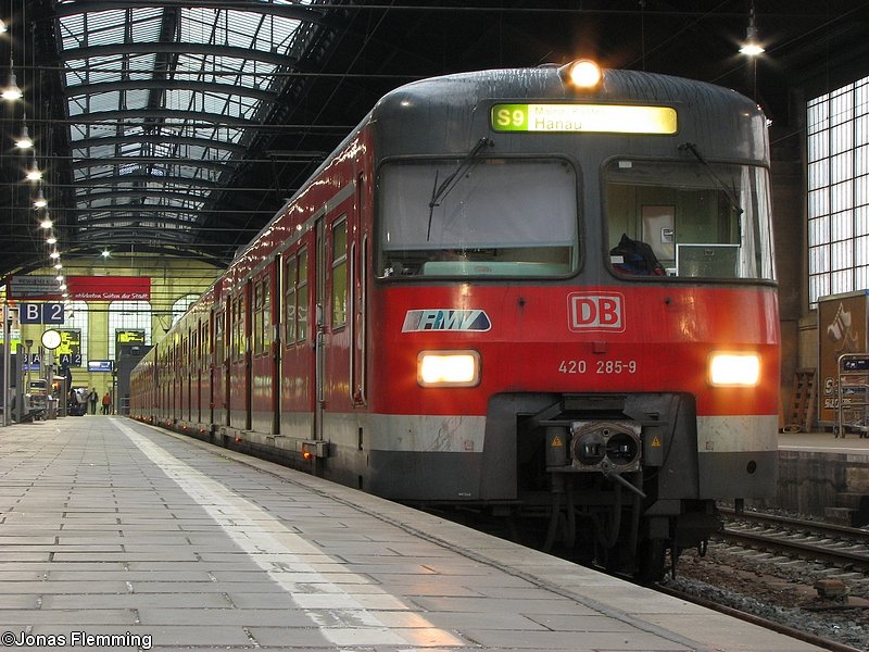 420 285 als S9 nach Hanau wartet im Wiesbadener Hbf auf die Abfahrt. Die Aufnahme entstand am 31.03.07