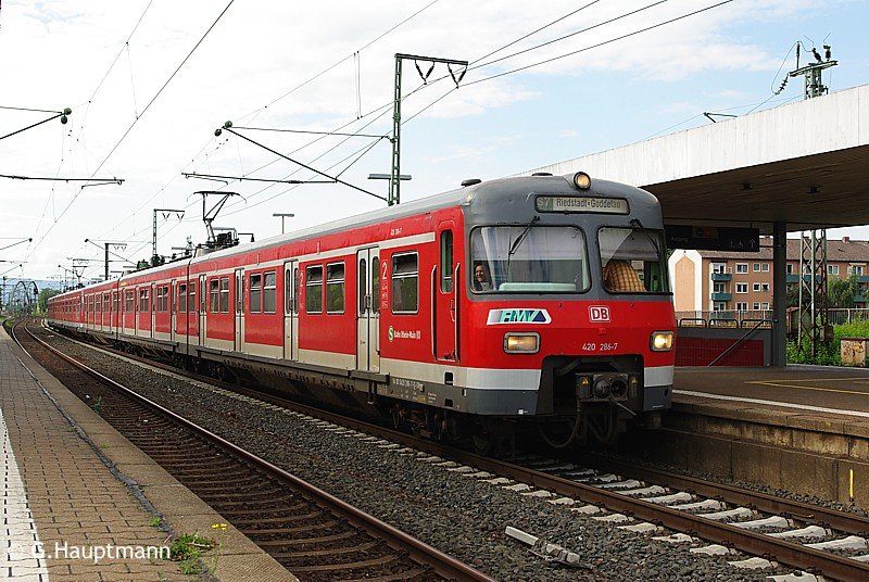 420 286 ist zusammen mit 420 347 am 30.05.09 als S7 Riedstadt-Goddelau in Niederrad angekommmen.