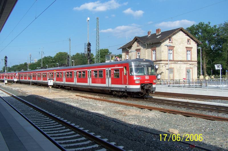 420 293 durcheilt am 17.06.2006 den Bahnhof Frankfurt (Main) Stadion als S 7 nach Riedstadt-Goddelau.