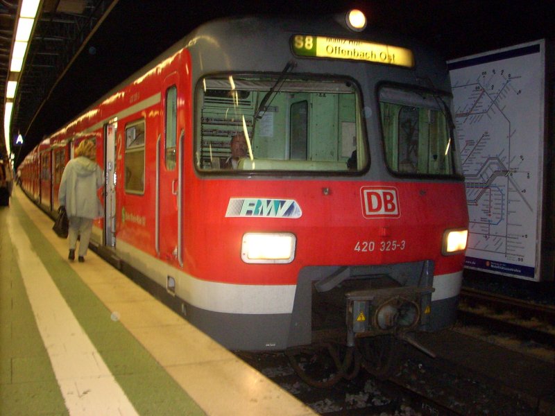 420 325 steht am 4.6.07 aus Richtung Flughafen kommend abfahrtsbereit im Tiefbahnhof Frankfurts.