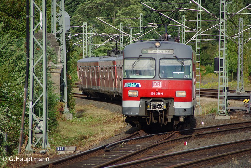 420 356 ist als S8 Wiesbaden am 3.9.09 unterwegs, als er in Offenbach Ost ankommt.