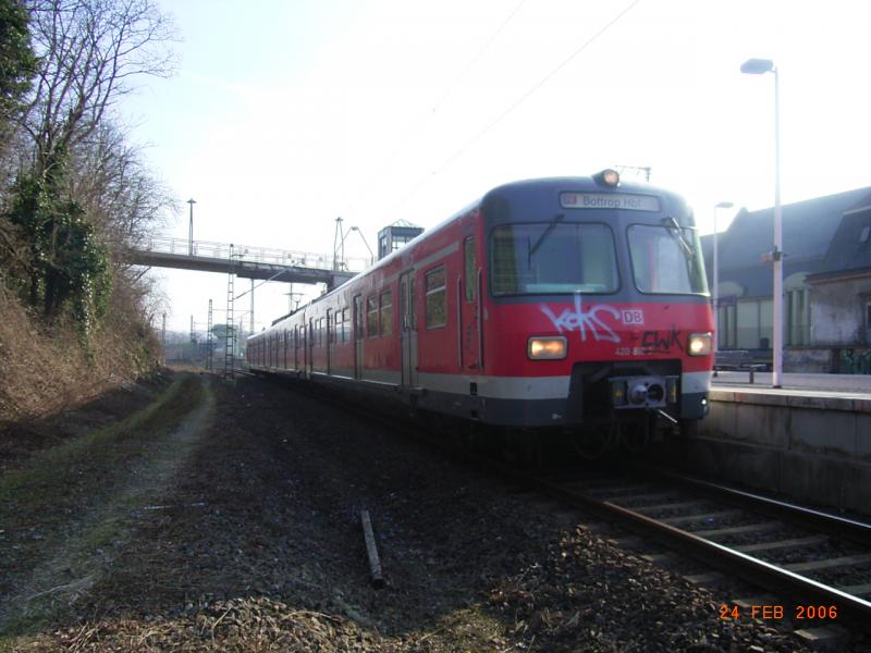 420 363 steht in Wuppertal-Vohwinkel und wartet auf die Abfahrtszeit in Richtung Essen.