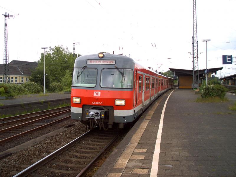 420 363 whrend einem kurzem Aufenthalt in Wanne-Eickel, kurz vor der Weiterfahrt Richtung Dsseldorf Abstellbahnhof