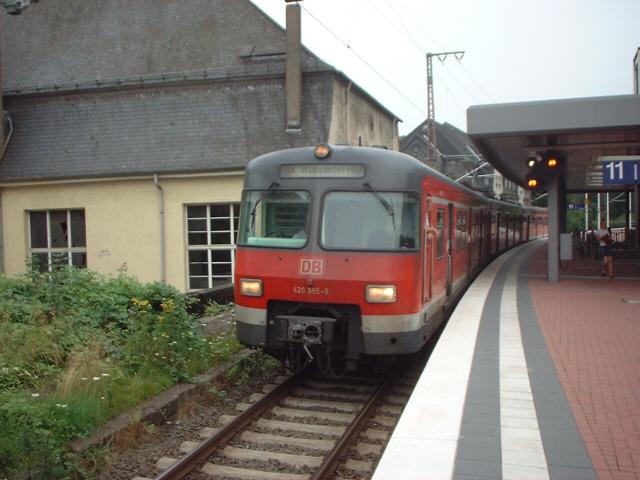 420 365 ist am 04.08.04 auf der S9 Richtung Wuppertal unterwegs.