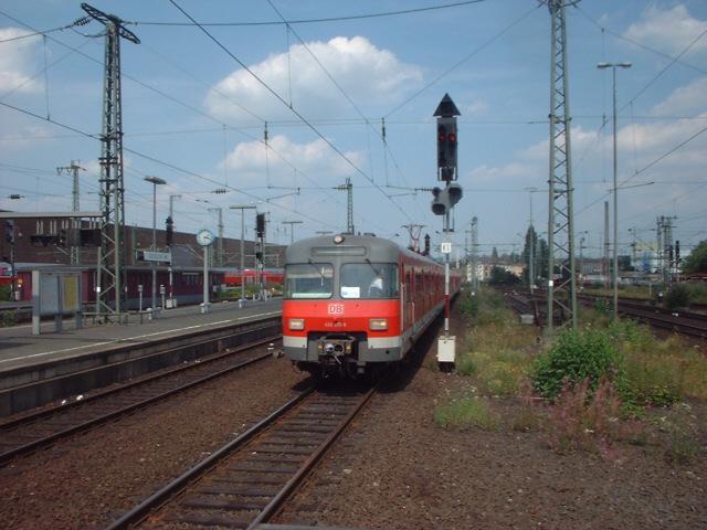 420 375 ist auf der S7 Richtung Solingen Ohligs unterwegs. Hier in Dsseldorf HBF.
