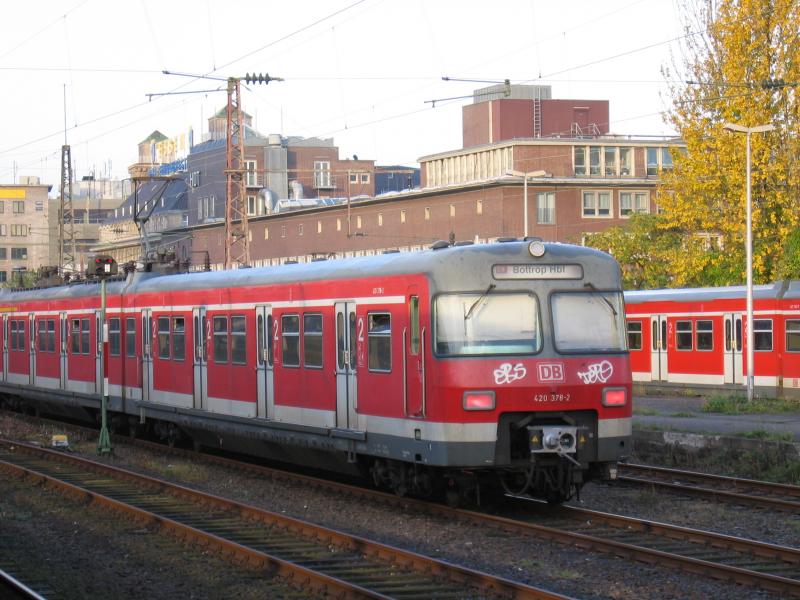 420 378 wartet auf ihren Einsatz als S9 nach Bottrop im Essener Hbf am 26.10.2004
