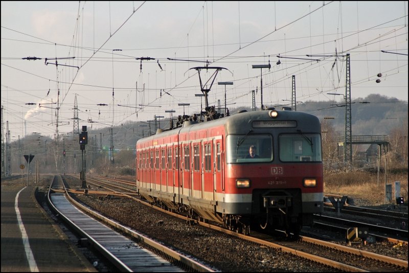 420 379/879 erreicht als S9 von Wuppertal komment den Endbahnhof Haltern am See. (27.12.2008)
