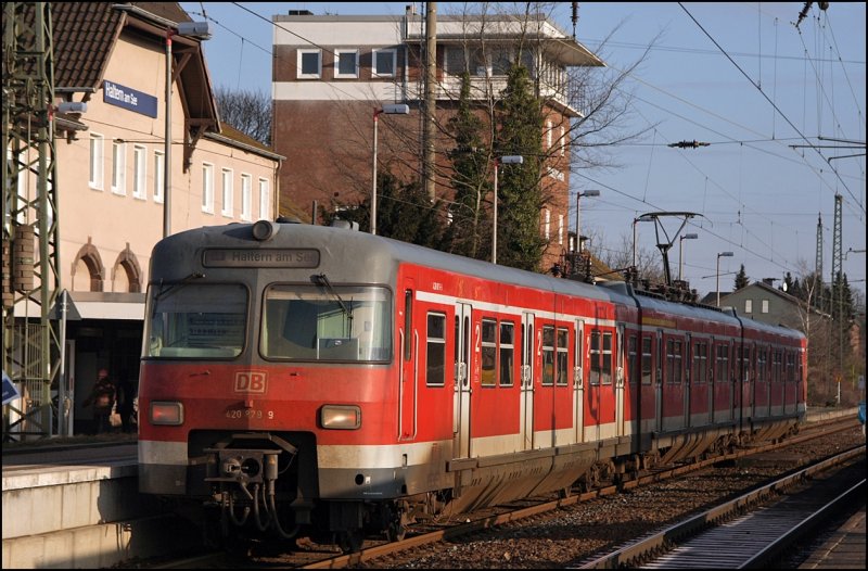 420 379/879 hat soeben als S9 den Endbahnhof Haltern am See erreicht. (27.12.2008)
