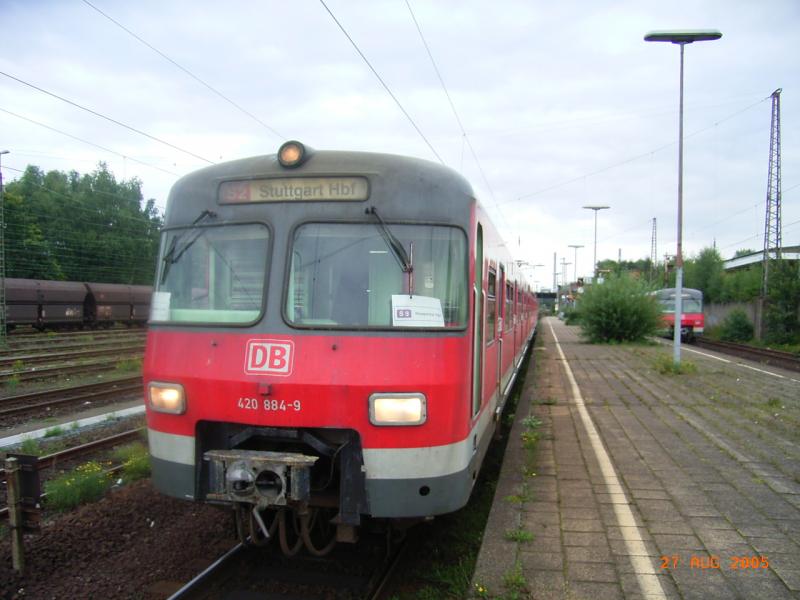 420 384 in Gladbeck-West. Fahrtrichtung Wuppertal, nicht nach Stuttgart ;-)
Obwohl dieser ET zum Aufnahmezeitpunkt schon �ber ein halbes Jahr in Essen beheimatet war, fuhr dieser noch mit den alten Zielb�nder aus dem Stuttgarter Raum rum.
