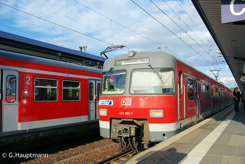 420 385 legte am 3.9.09 einen kurzen Zwischenhalt in Offenbach Ost ein, um sein Ziel Offenbach Hbf gleich danach zu erreichen.