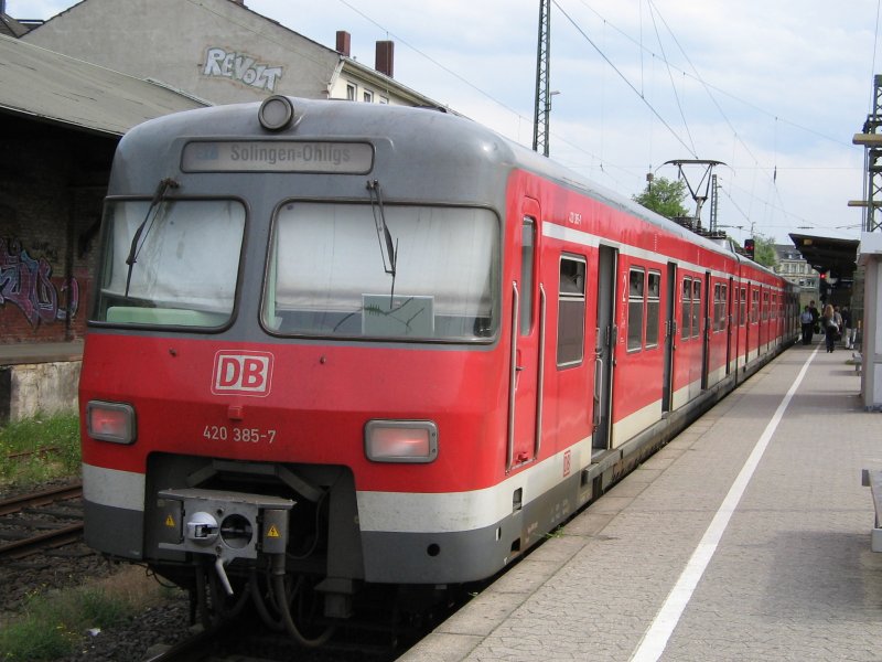 420 385 in Solingen-Ohligs im Juli 2005 (S7 Solingen-Ohligs-Dsseld.-Flugh.). Jetzt sind fast nur noch 423 Garnituren auf der Linie unterwegs.
