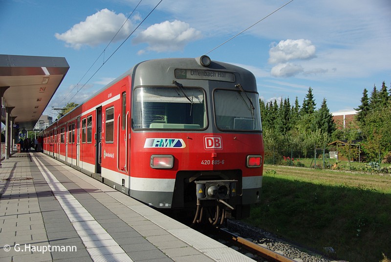 420 385 wird sich in Krze wieder zurck auf den Weg zum Offenbacher Hauptbahnhof machen. Dietzenbach Bahnhof, 3.9.09