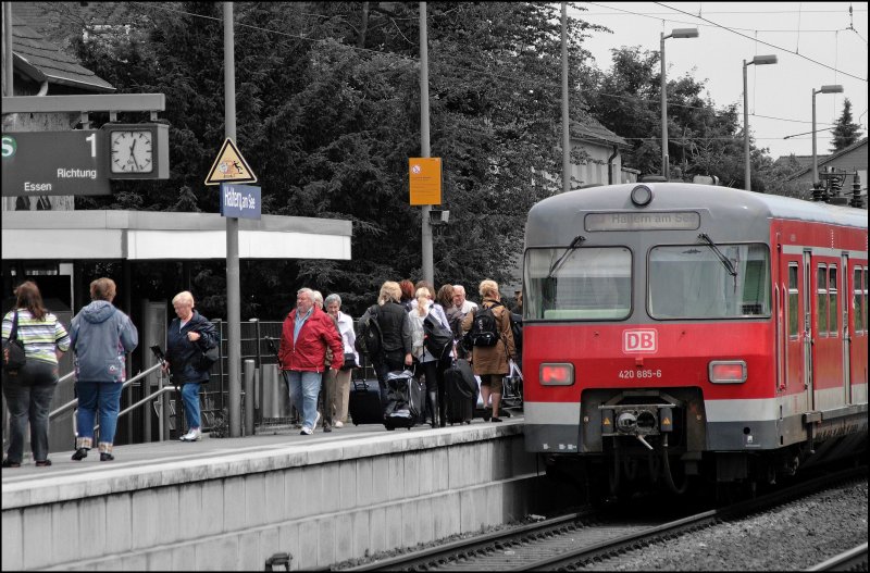 420 385/885 ist als S9 am Hausbahnsteig vom Bahnhof Haltern am See eingetroffen. Wenige Augenblicke nach der Ankunft verlassen die Reisende den Zug... (15.06.2008)