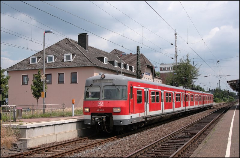 420 385/885 hatte 1981 kurz das Werk Mnchen-Steinhausen als Heimatdienststelle und war dann ab dem 24.09.1981 in Plochingen zuhause. Seit 2004 fhrt der Zug vom Werk Essen im S-Bahnverkehr Rhein-Ruhr. Hier verlsst der Zug als S9, nach Wuppertal Hbf, den Bahnhof Haltern am See. (15.06.2008)
