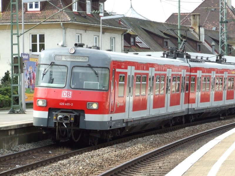 420 401 der S-Bahn Stuttgart in Feuerbach mit neuen Diodenscheinwerfern. (29.03.2007)