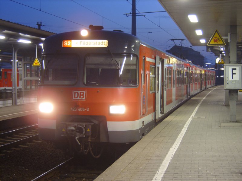 420 405-3 im Endbahnhof Schorndorf (S2, S-Bahn Stuttgart) am 24.02.2007 fr�h morgens.