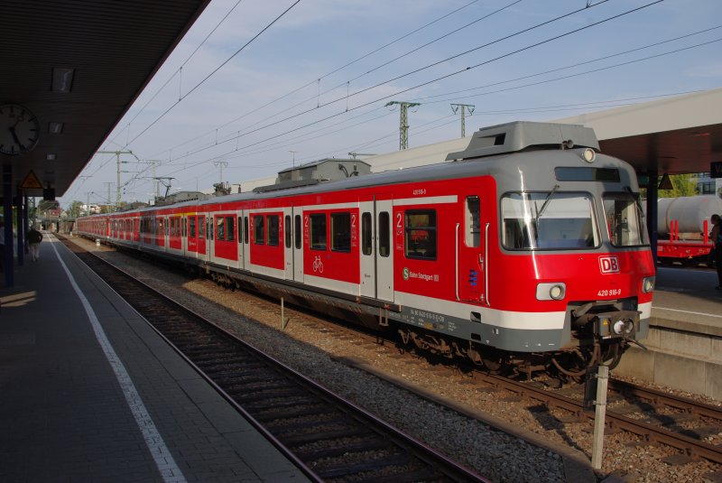 420 416, der 2005 zum ET420+ umgebaut wurde, verabsch9iedet sich gerade von der Fahrg�sten. Gleich geht es in die Abstellgruppe Vaihingen.
